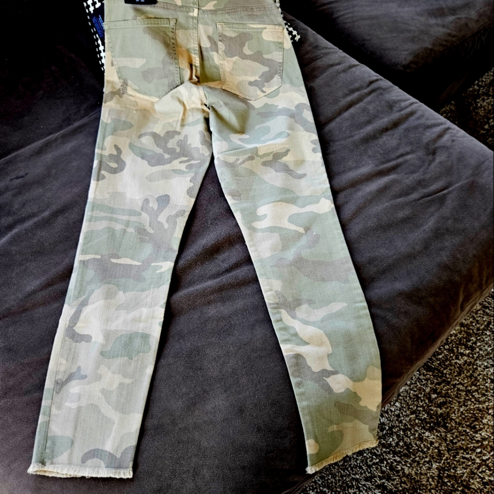 NWT GAP jeans.  Pale camo- high rise- true skinny- ankle- stretch- size 6/28. - Picture 2 of 7